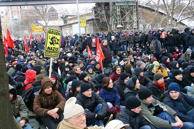 Demonstrierende des Bündnisses Dresden Nazifrei blockieren 2010 die Straßen um den Bahnhof Neustadt